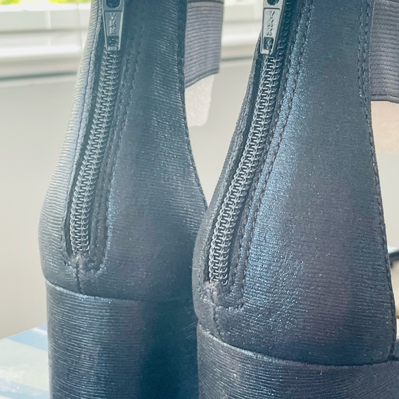 White Mountain Satin Sandals in 7 1/2 - Picture 7 of 11